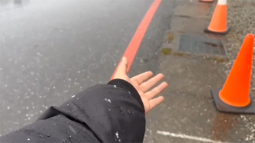 快新聞／有夠冷！南橫啞口大關山隧道開始降雪　民眾超驚喜