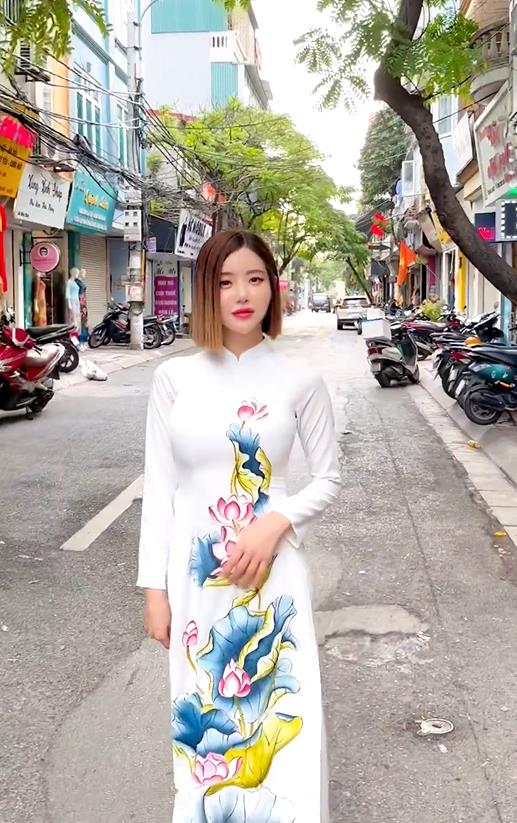 越看越熱！南韓DJ穿奧黛「藏不住傲人曲線」　粉紅教堂擺動片40萬人朝聖