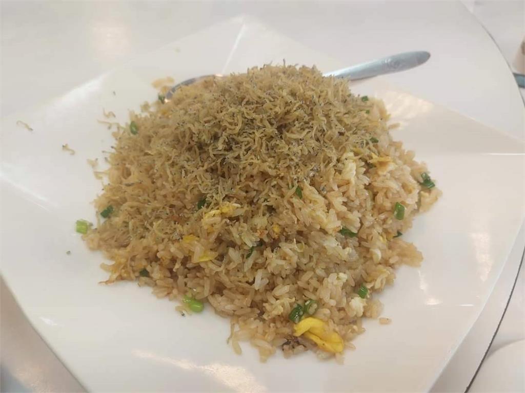 宜蘭海產店被收「觀光盤子價」? 點兩盤吻仔魚炒飯價格竟破千元