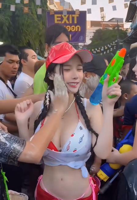 泰國潑水節「火辣小紅帽」竟是百大DJ!「突被白漿摸臉」畫面曝光