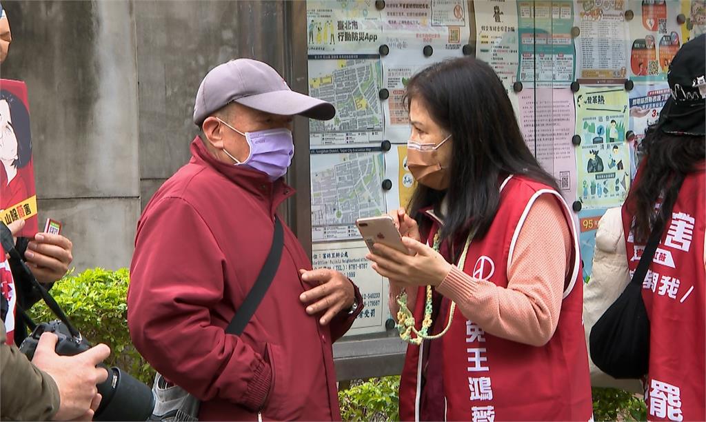 腰痛也要來！選民不滿立委王鴻薇　簽署第二階段罷免意向書