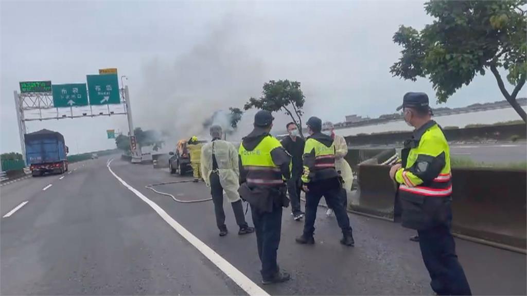 西濱269K休旅車火燒車　賓士陷入火海