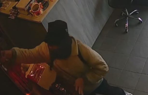 囂張！不到10秒鐘　男子偷走小吃店神明十萬金牌