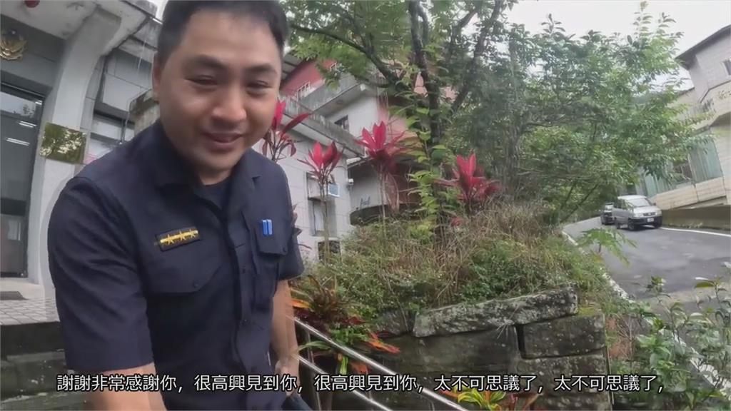 自由行到派出所裝水喝　警員1舉動讓老外驚