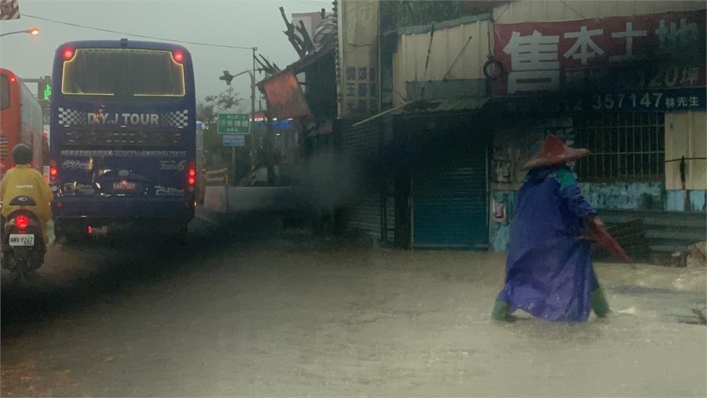 快新聞／豪雨炸南投！竹山鎮馬路成「河道」 混濁泥水淹路面