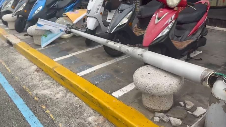 澎湖強風多處路段路樹倒塌　駕駛不慎撞上慘爆胎「顧路」