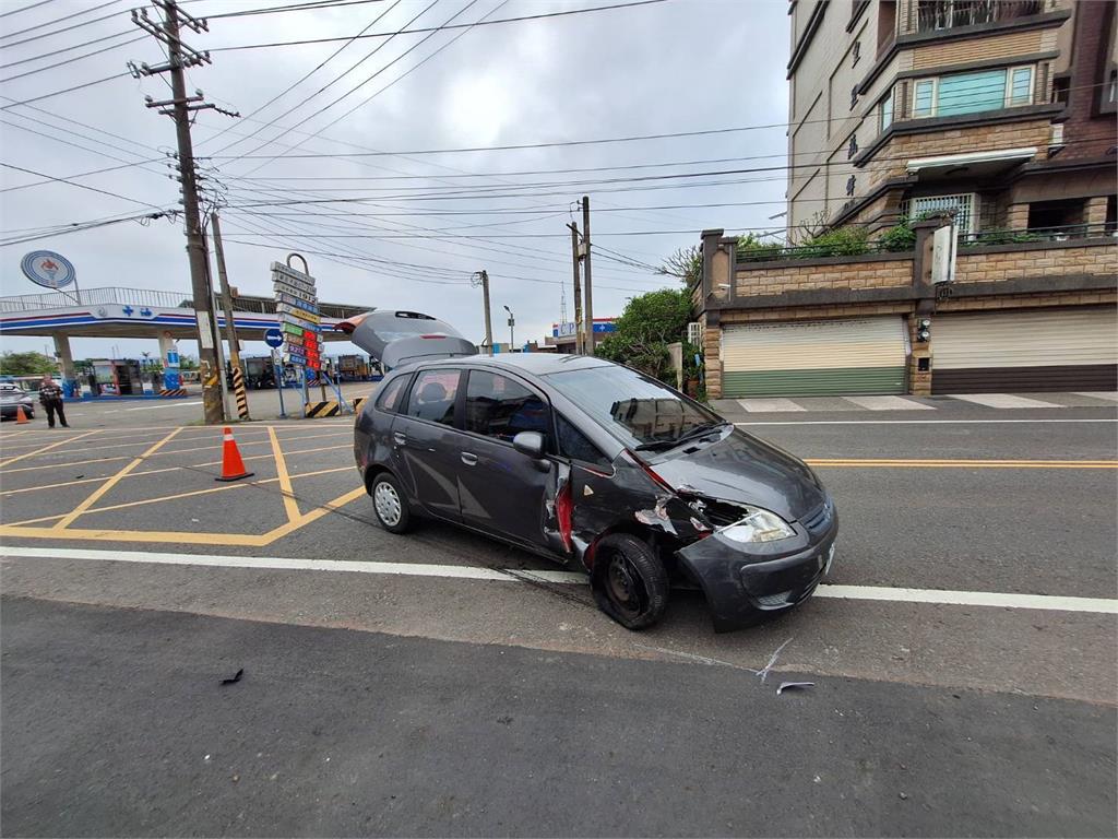 驚險畫面曝光！　新竹七旬駕駛「眼前一黑」逆向撞3車