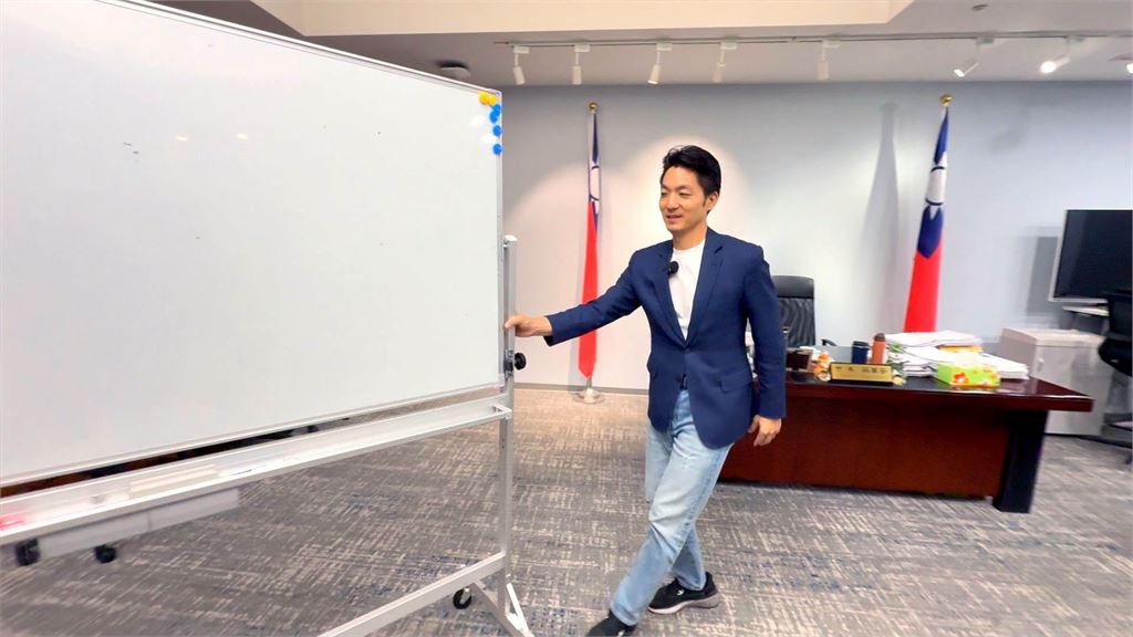 蔣萬安新專訪上演「市長對幕僚做簡報」！「Set感滿滿」網崩潰：大學生討論？