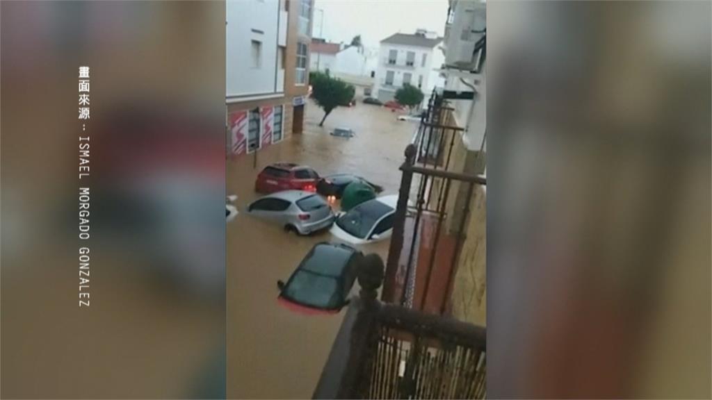 西班牙南部暴雨！　大水淹沒馬路　泡水車變碰碰車