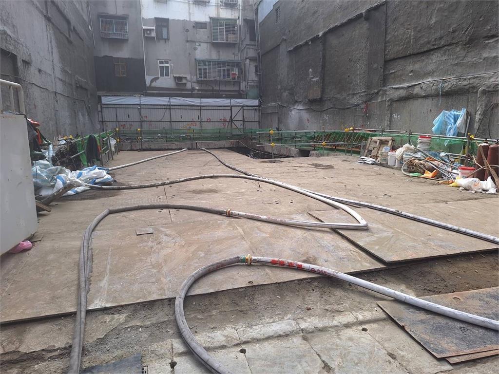快新聞/新北三重驚傳建案地基塌陷! 一旁民宅傾斜龜裂「緊急撤離」