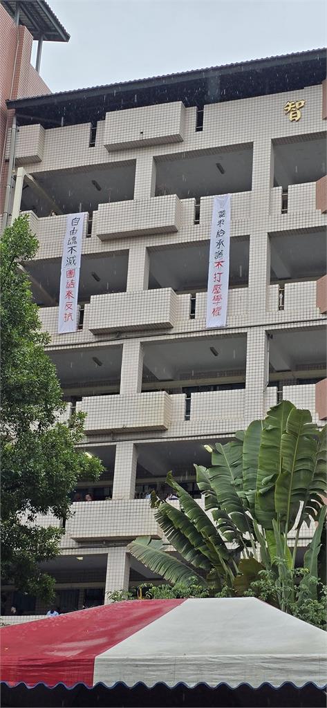 板中生開嗆「不需要威權校長」掛白布條!本人還原「爭議始末」急撇女暴君