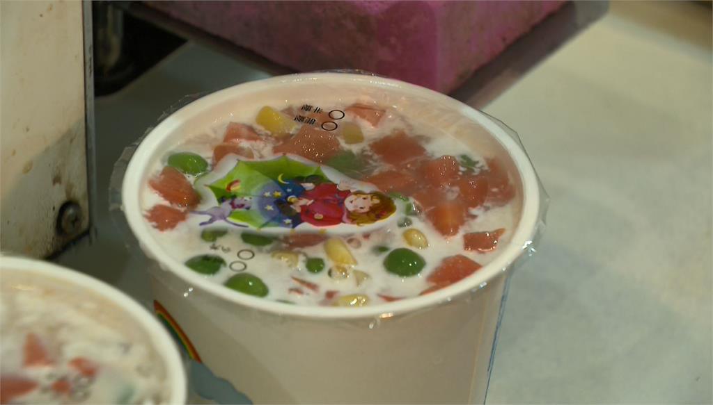 搞怪飲料你敢喝?業者推三色豆奶茶 網友:愚人節還沒到