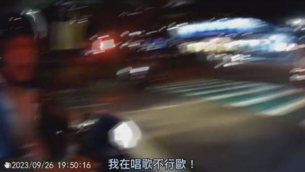 騎車唱歌太大聲！他遭路怒伯質問「安娜啦」　社死瞬間曝光網笑瘋