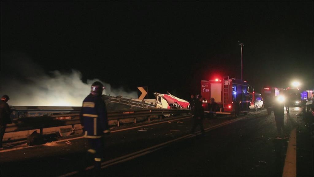 希臘火車相撞！車廂嚴重變形　至少16死85傷