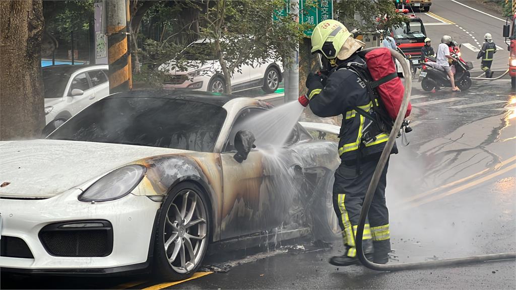 保時捷開到半路「火燒車」! 駕駛、乘客急下車幸無傷亡