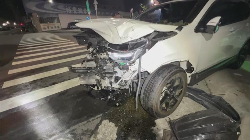 視線不佳、搶快闖紅燈「2車撞一團」 碰!工廠鐵捲門被撞開