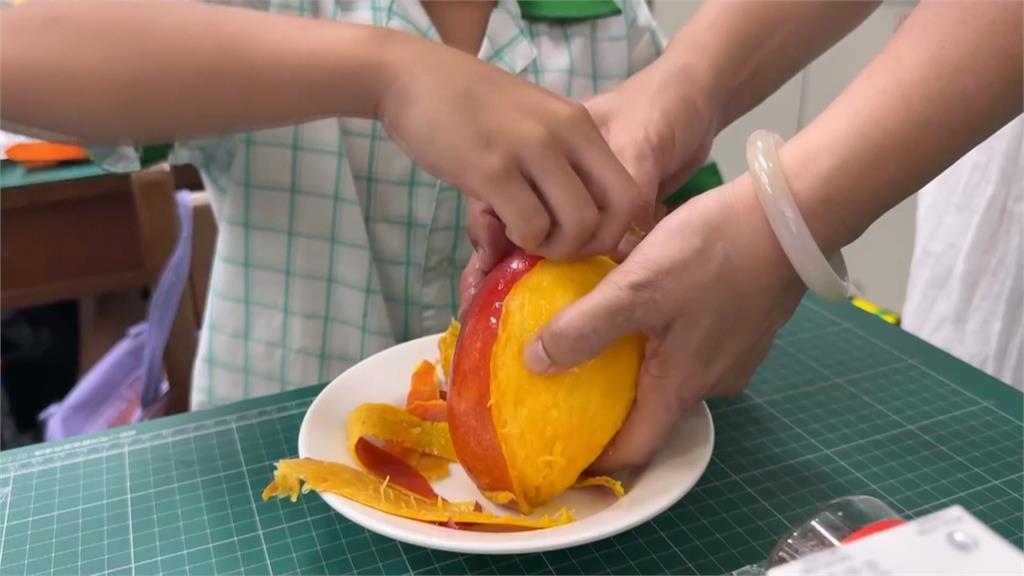 台南營養午餐加菜！　學生爽嗑「愛文芒果」　「一人一顆」成功推動食農教育