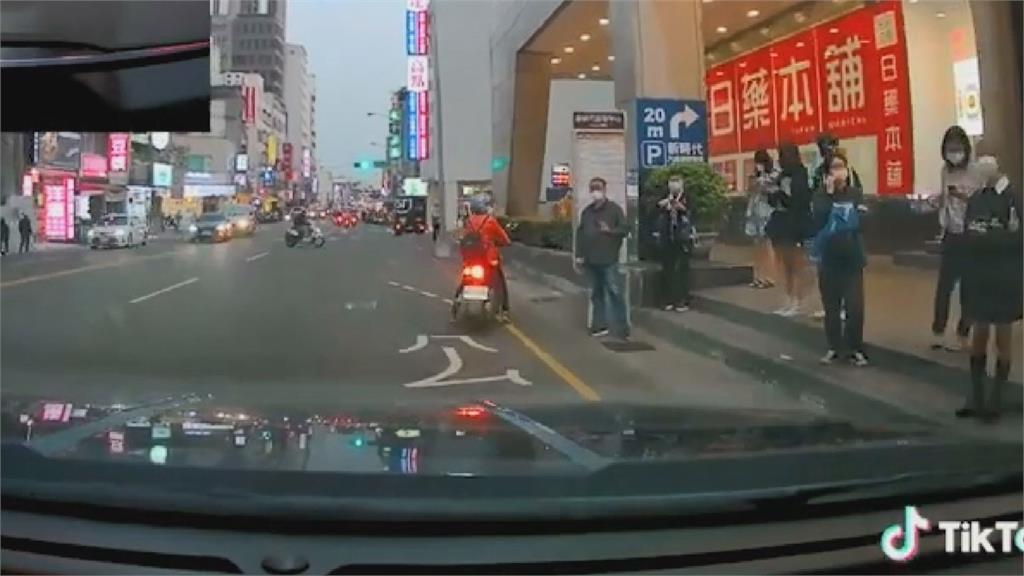 台中騎士為左轉堵外線!遭按喇叭也不讓 駕駛咆哮:沒有人這樣騎車的