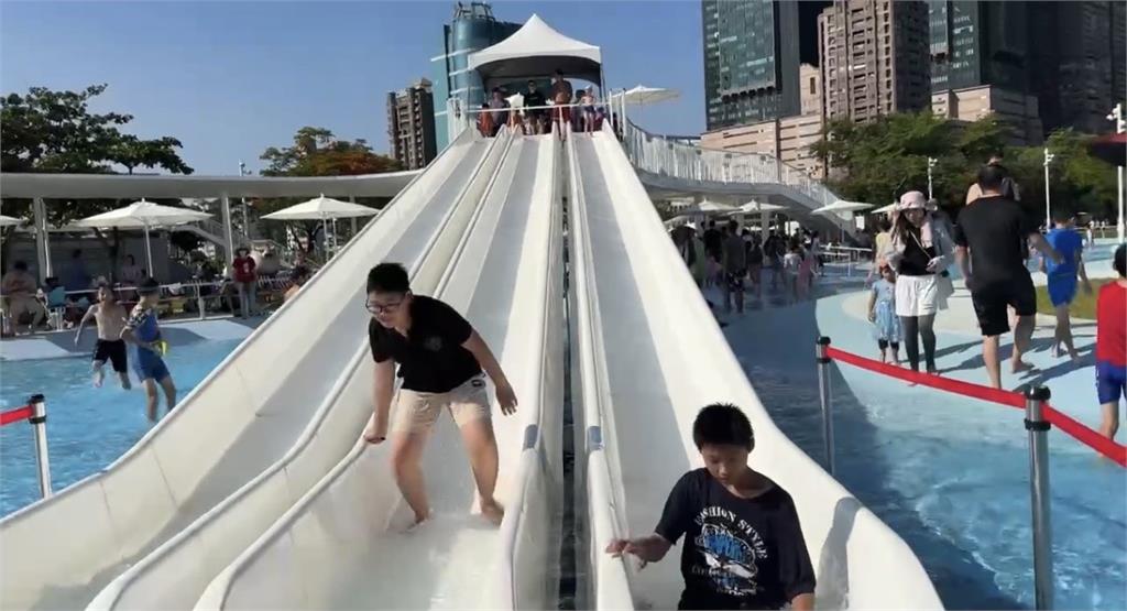 獨／日頭赤炎炎！高雄「星光水岸公園」　多項「玩水設施」連假首日擠爆