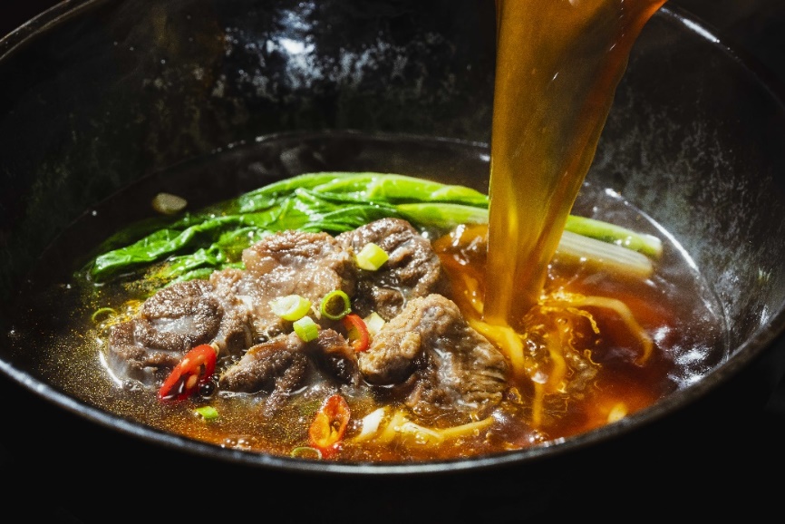 黃金酸辣湯底竄紅火鍋季　創意吃法掀開鍋新風潮