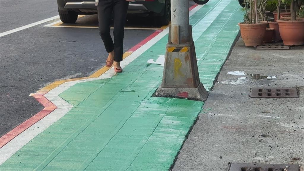 高雄保護型人行道"路燈擋道" 輪椅.嬰兒車得繞路