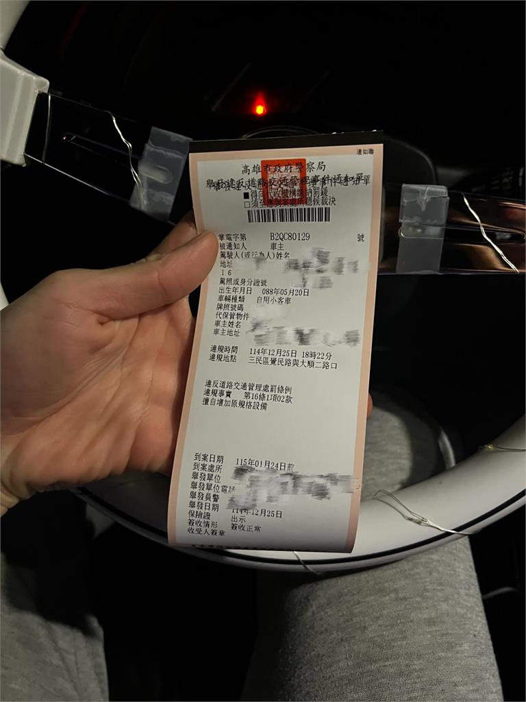 高雄車主改造「閃亮耶誕車」開上路　警攔查先祝耶誕快樂下秒「送禮物」