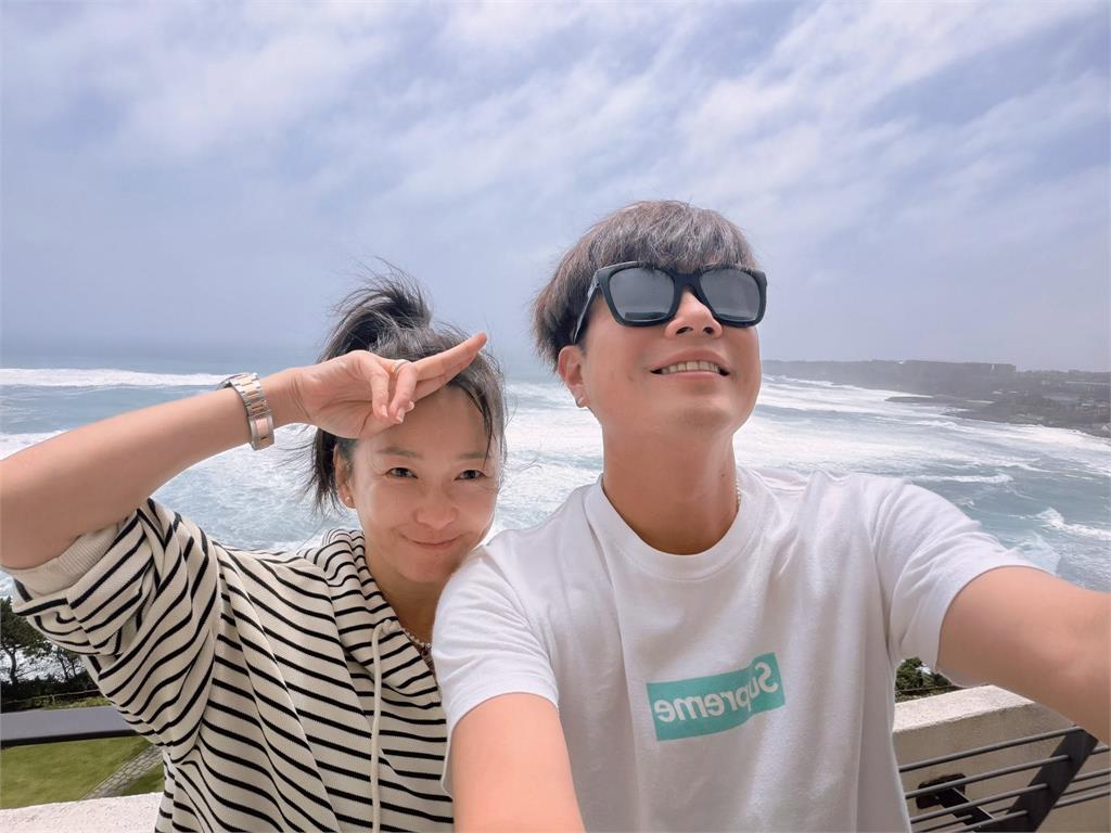 李易六月甜蜜同遊濟州島！「1畫面」曝光網直呼：真的太閃
