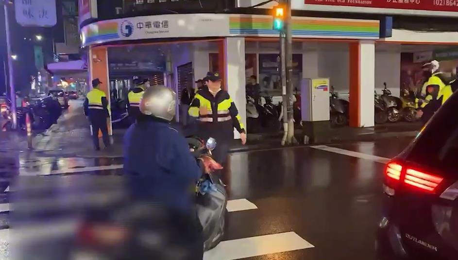 快新聞/你看不到我! 酒駕男「關大燈」避臨檢還逆向行駛
