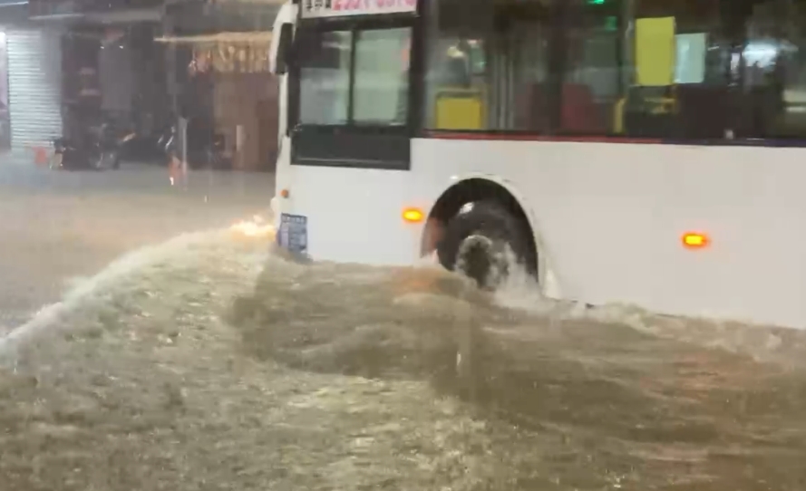 山陀兒颱風尾「大雨狂炸」！金山分局前「淹成一片汪洋」畫面曝