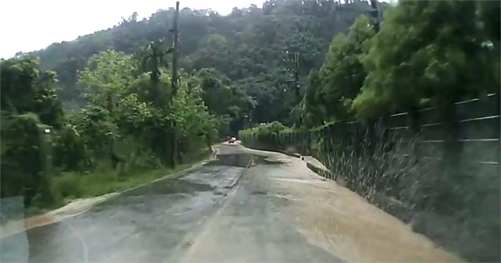 快新聞／雨灌竹縣多處道路積水　邊坡樹倒、騎士驚險涉水