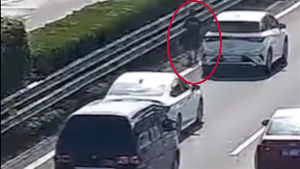 男童高速上「獨自狂奔」嚇壞駕駛!荒唐媽讓他「如廁完追車」險遭撞畫面曝光