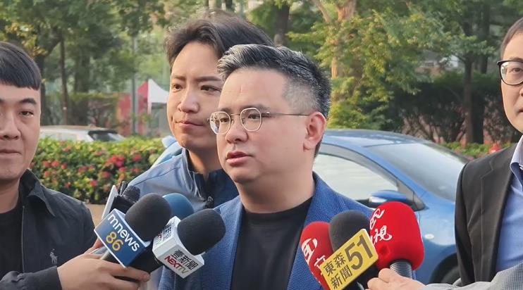 快新聞/立院昨上演全武行 僅剩10名藍白委飛太平島考察