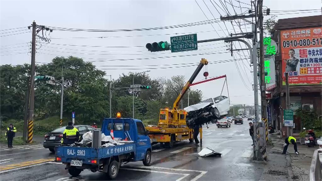 新竹砂石車駕駛疑疲累撞燈桿 桃園BMW駕駛稱煞車失靈連環撞