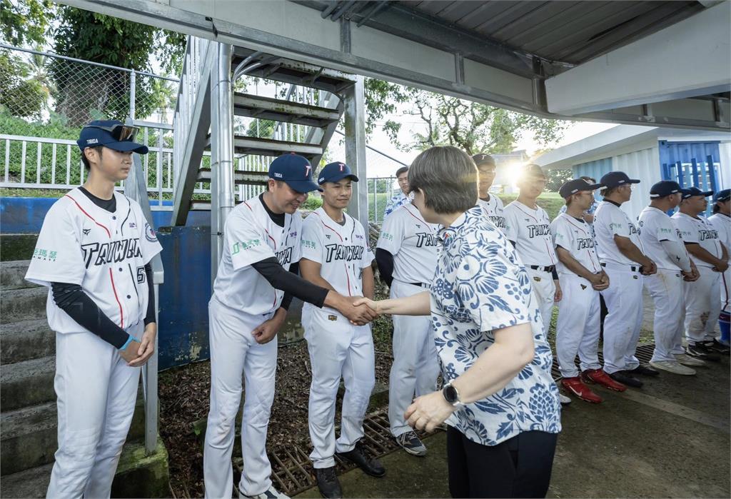 戰貓出擊！蕭美琴飛抵帛琉「臨時加行程」　急赴棒球場「挺台灣球員」畫面曝光