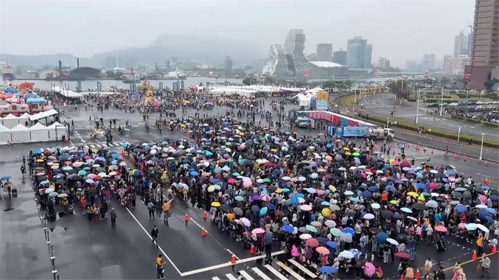超人力霸王提燈發放最後一天　逾5千位民眾雨中排隊