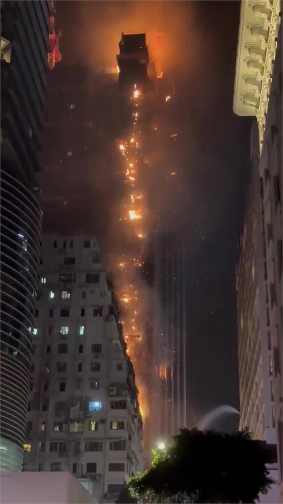 尖沙咀42層高樓深夜陷火海！烈焰隔岸清晰可見　目擊民眾驚：像拍災難片
