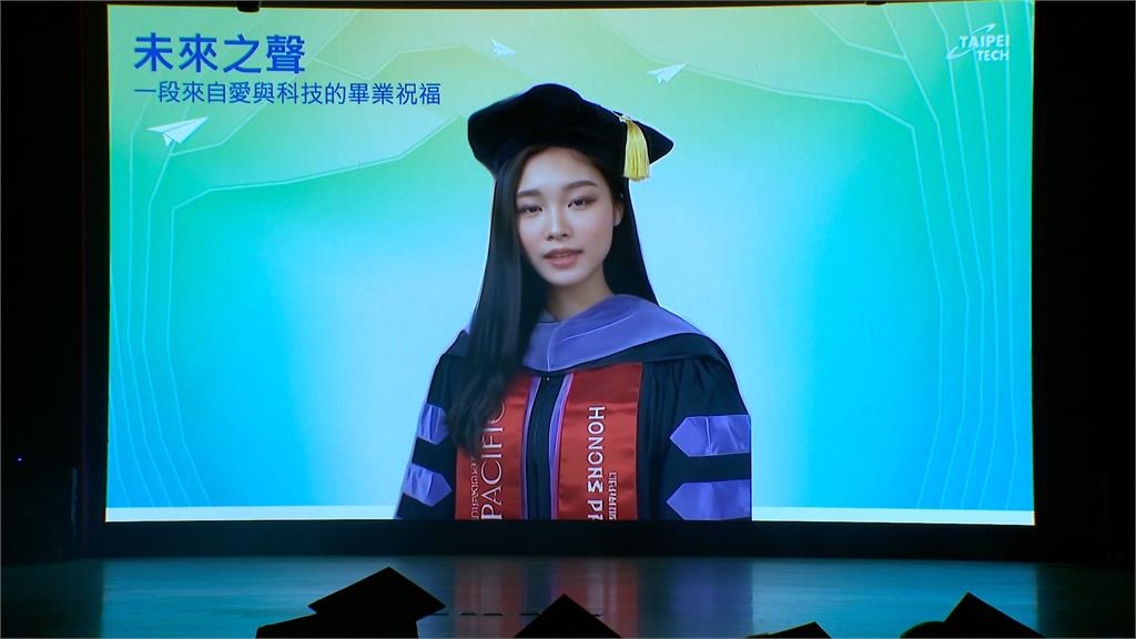 包小柏博士畢業藏洋蔥！　AI愛女現身見證　感動眾人