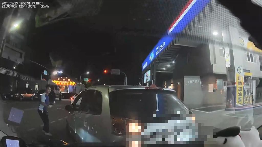 緊張?轎車洗車疑插隊爆衝突! 突「倒車暴衝」撞後車