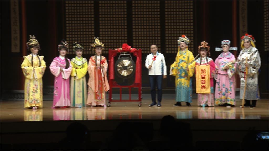 新北敬老獻藝登場　侯友宜敲鑼　3議員穿古裝粉墨登場