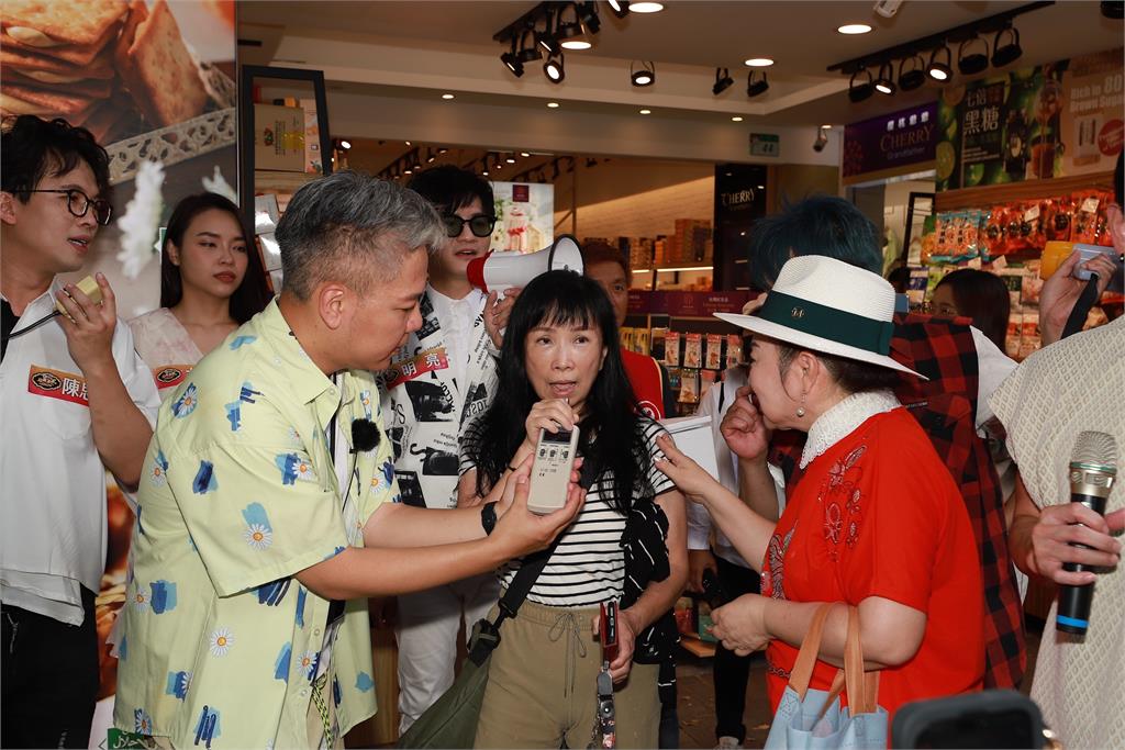 白冰冰攜民視《超級冰冰Show》子弟兵前進西門町 發送百枝冰棒和民眾同樂