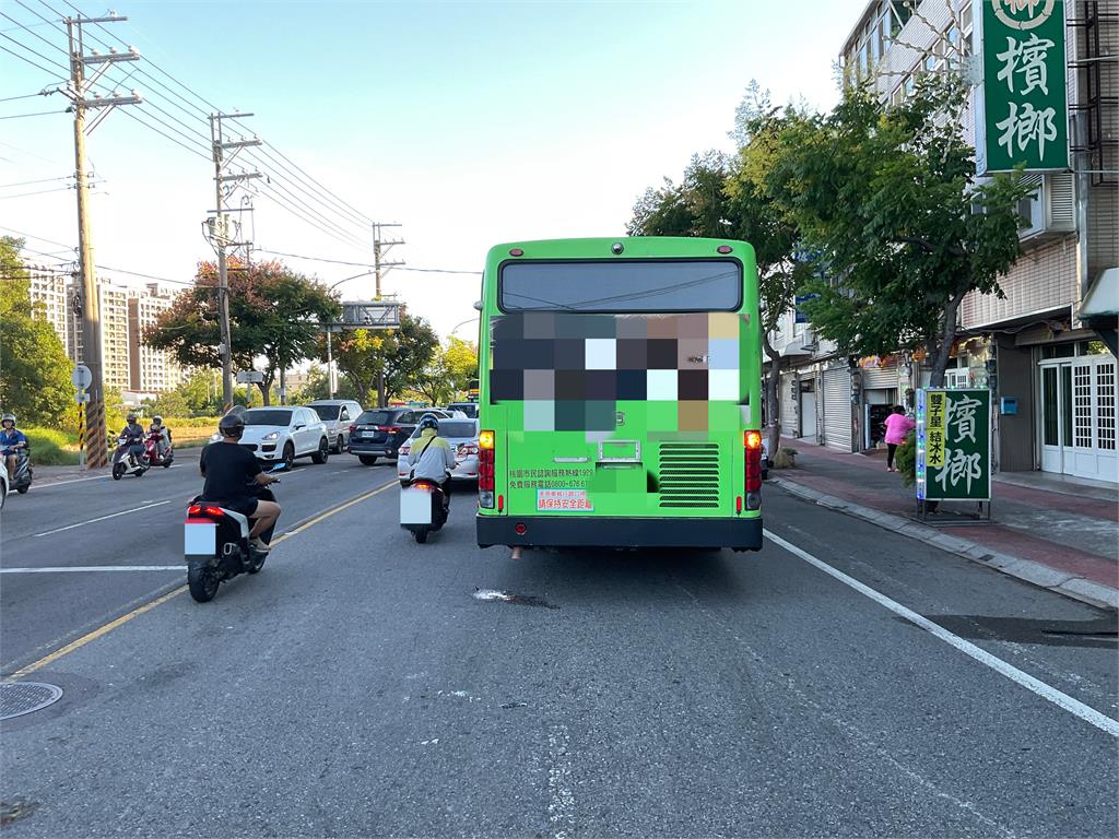 奪命畫面曝!客運左轉沒停等 撞倒路人後輾斃、拖行數公尺