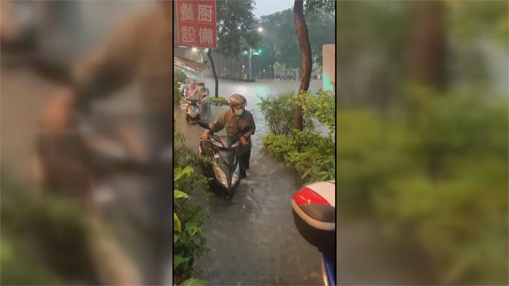 大暴雨! 騎士冒險涉水行駛 七賢路車輛快滅頂