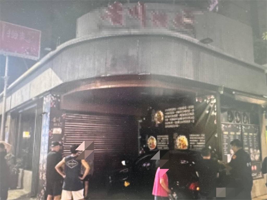 男駕車「血糖低」暴衝撞進店家 行人急跳開躲過一劫