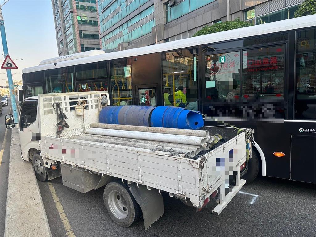 最新／新莊輔大商圈事故！公車、貨車碰撞　4人輕傷送醫