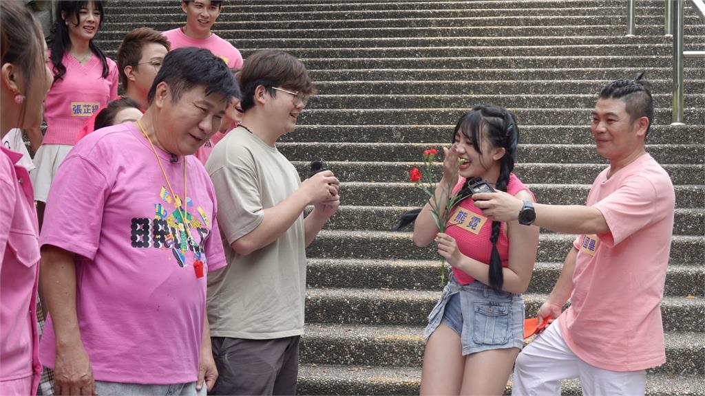 男同學單膝下跪大喊寶貝還揹下樓梯！楊繡惠歪樓「來找我，一輩子不用奮鬥」