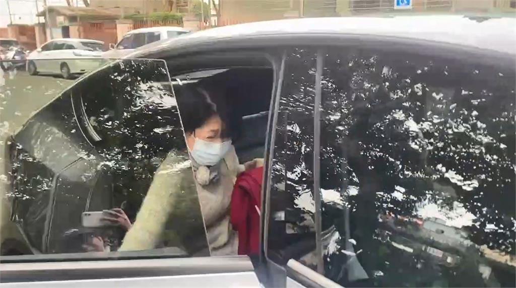 快新聞/思夫心切!憂尪初三餓著 陳佩琪再奔北所「替柯文哲送菜」