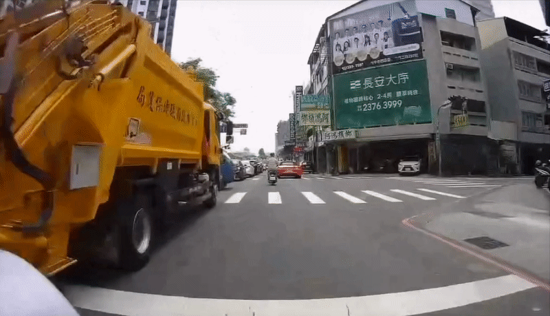 騎士直行「衝出反罷宣傳車」違規搶道!行車紀錄器「赫見羅廷瑋」網酸爛