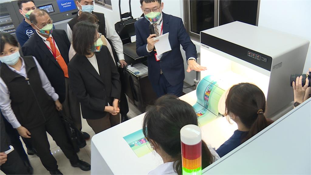 到基隆參訪口罩國家隊 蔡總統:感謝為國民的付出