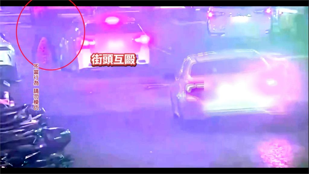 女打不開車門男護花心切上前猛踹　跟小黃運將爆衝突