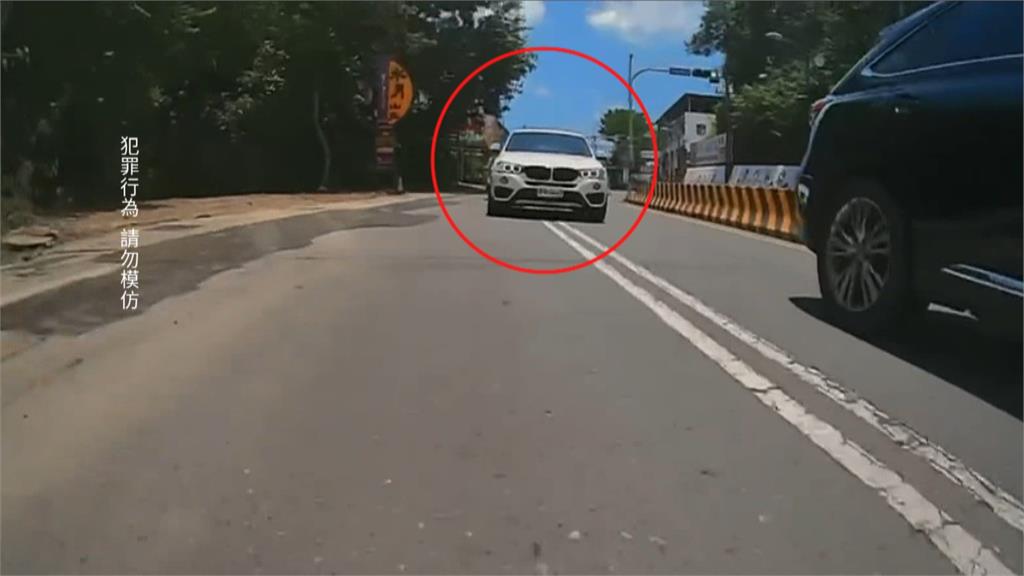 休旅車不滿機車不讓　逼車長按喇叭飆罵騎士一字經